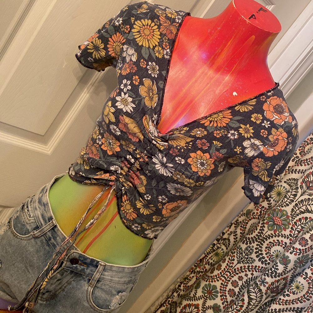 GHANDA Orange & Yellow Retro Hippie 60s 70s look Floral Ruched Crop Top - Picture 9 of 11